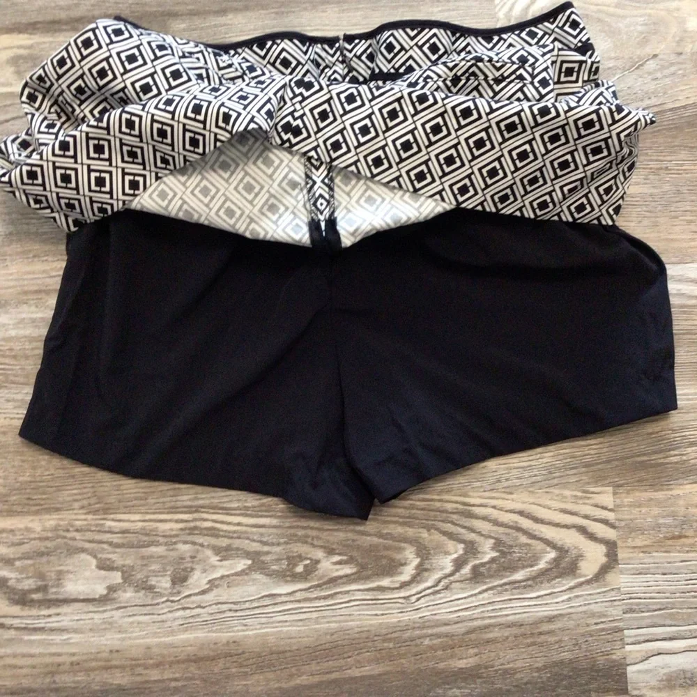 Liz Claiborne Black and White Geometric Print Skort 14